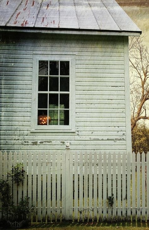 Colonial Halloween, Halloween Decor Outdoor, House Window, Old Farm Houses, Picket Fence, Old Farm, Samhain, Decor Outdoor, Holidays Halloween