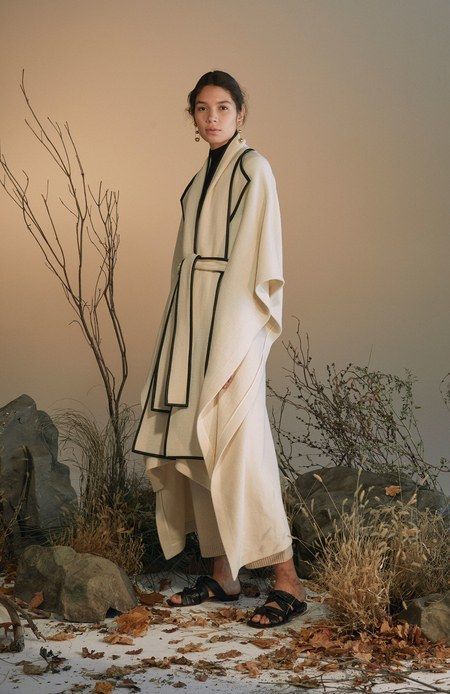 Rosetta Getty Pre-Fall 2018 collection, runway looks, beauty, models, and reviews. Photoshoot Backdrops, Mode Editorials, Photoshoot Studio, Rosetta Getty, Studio Photoshoot, Fashion Photography Inspiration, Photoshoot Concept, Studio Shoot, Fashion Photography Editorial