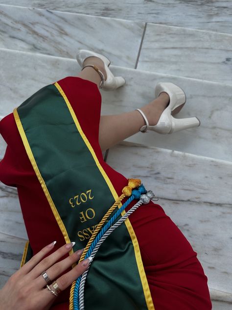 Graduation Heels College, Red Graduation Dress College, Dresses For Graduation High School, Graduation Dress Aesthetic, Uni Graduation, Aesthetic Class, Red Graduation Dress, Graduation Heels, College Grad Pictures