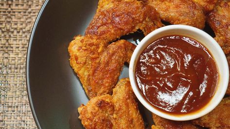 A juicy and savory basket of wings, our Copycat Pizza Hut Buffalo Wings are coated in a mildly hot sauce that's sure to pack a punch. Classroom Cookbook, Mild Wings, Copycat Pizza Hut, Buffalo Wings Recipe, Buffalo Sauce Recipe, Cat Pizza, Barbecue Sauce Chicken, Hot Wing Recipe, Wings Recipe Buffalo