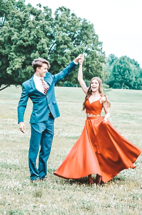 Orange Prom Dresses, Prom Photoshoot, Prom Poses, Spaghetti Strap Prom Dress, Prom Dresses Two Piece, Prom Photos, Evening Dresses Cocktail, Prom Pictures, Junior Bridesmaid