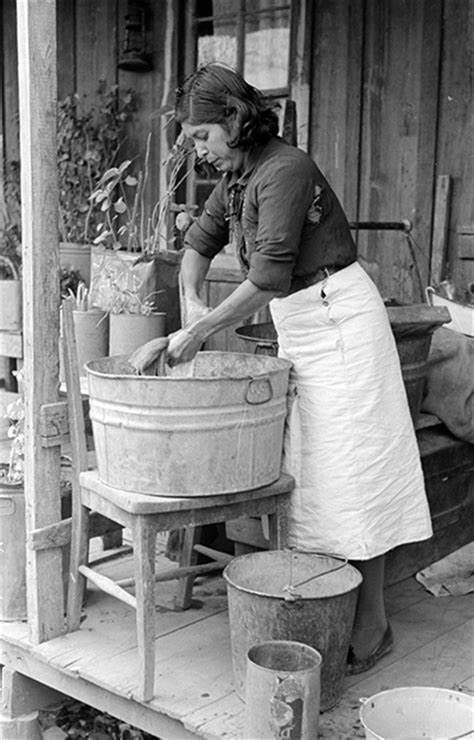 Vintage Housewife, Good Old Times, Vintage Laundry, The Old Days, Vintage Portraits, People Photography, Vintage Photo, Clothes Line, Women In History