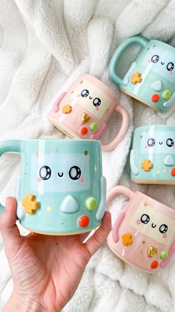 Ceramic Mugs Cute, Cool Mugs Ceramics, Ceramic Mug Designs Painted, Pottery Cup Ideas, Anime Pottery, Kawaii Pottery, Pottery Making Ideas, Clay Cup Ideas, Mug Forms