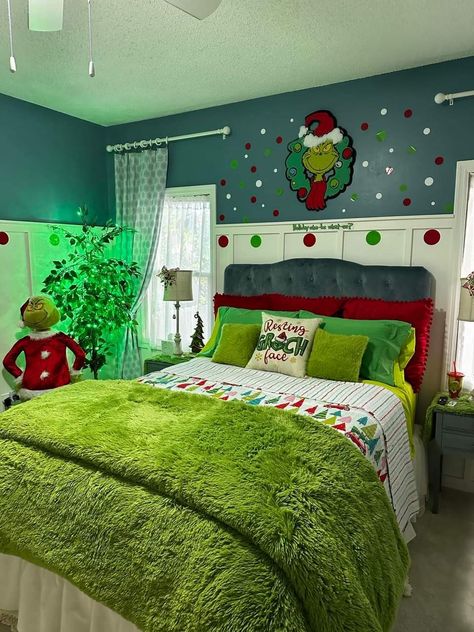 Cindy Lou Who Bedroom, The Grinch Bedroom Decor, Grinch Bedroom Ideas, Grinch Room Decor, Grinch Bedroom Decor, Christmas Theme Room, Grinch Bedding, Grinch Bedroom, Christmas Themed Room