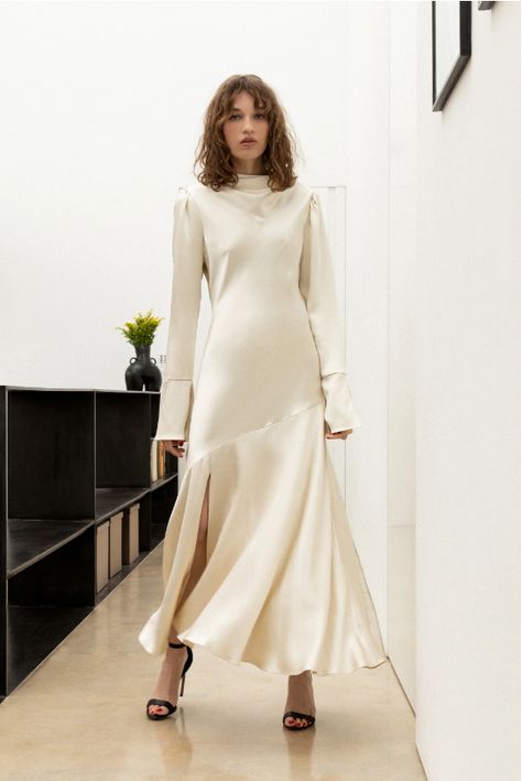 Silk midi bridal dress for a winter wedding. Zelda Fitzgerald, Midi Wedding Dress, Robes D'occasion, Special Dress, Special Dresses, Abayas Fashion, Dresses Uk, Midi Length Dress, Cocktail Hour