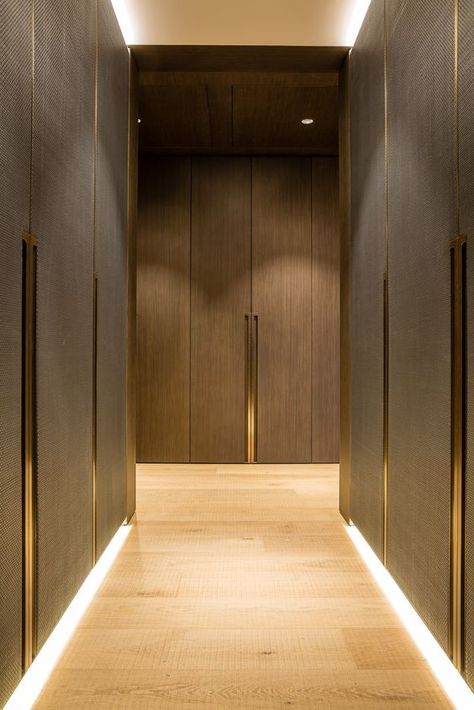 Case study - One Hyde Park, Knightsbridge. Design - Grangewood Finchatton. Joinery - INTERIOR-iD. Dressing Room with antique brass metal detailing, bespoke recessed handles fully integrated into framed wardrobe doors with woven leather and dark stained Zebrano timber.: Door Handles Design, One Hyde Park, Ideas Armario, Design Hall, Dressing Design, Door Handle Design, Wardrobe Handles, 아파트 인테리어, غرفة ملابس