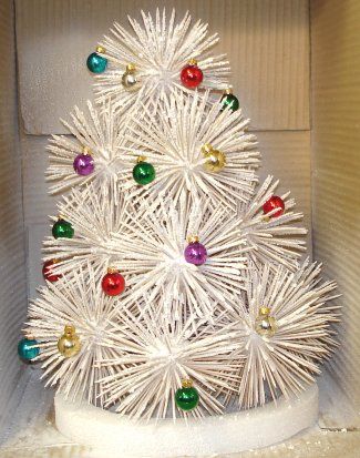 Toothpick tree-my mom had made one of these when I was little. Unusual Christmas Trees, Christmas Tree Crafts, Crochet Christmas Ornaments, Christmas Memory, Crochet Christmas, Tree Crafts, Hello Dear, Xmas Crafts, Christmas Deco