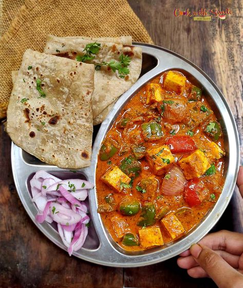 Jowar Roti Recipe, Paneer Sabji, Kadai Paneer Recipe, Jowar Roti, Hyderabad Food, Indian Vegetables, Paneer Curry Recipes, Kadai Paneer, Indian Cafe