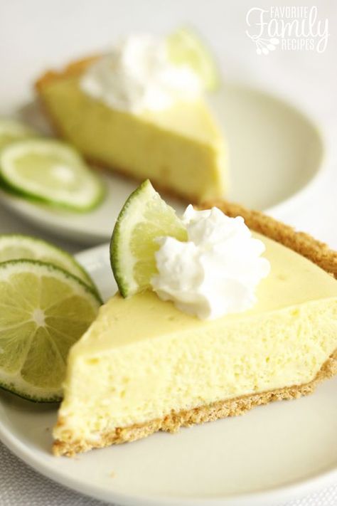 This recipe is straight from Georgia - and it is so tart and creamy! You will love this authentic Key Lime Pie. Key Lime Cheesecake Recipe, Key Lime Pie Easy, Lime Desserts, Biscuits Graham, Key Lime Cheesecake, Keylime Pie Recipe, Whoopie Pie, Lime Recipes, Lime Cheesecake