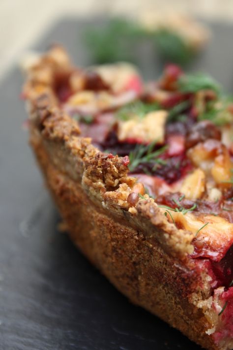 Beetroot Tart, Walnut Oatmeal, Oatmeal Crust, Roasted Beetroot, Goat Cheese Tart, Goats Cheese, Beet Recipes, Savory Tart, Tasty Vegetarian Recipes