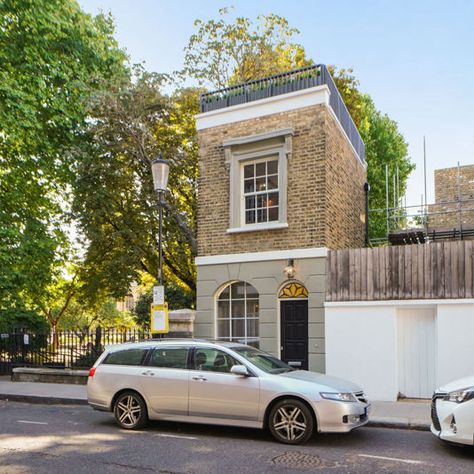 At just under 300sq ft this Chelsea house is a masterclass in small space living - but at a heft pricy tag.
#TinyHousesForSale #SmallLiving #TinyHouseMovement #TinyHomeForSale Smallest House, Small Space Inspiration, Country Living Uk, Winding Staircase, House In London, Kensington And Chelsea, Chelsea London, Tiny House Floor Plans, London Property