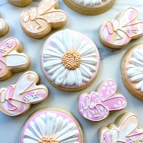 Daisy and peace sign custom cookies for bachelorette party. Peace Out Single Digits Im 10 Cookies, Peace Sign Cookies, Peace Out Party Theme, Peace Out Single Digits Cookies, Peace Out Single Digits Party, Daisy Cookies, Peace Out Single Digits, Twins Party, Homemade Sugar Cookies