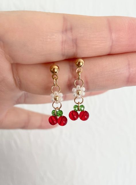 🌼🍒Daisy and Cherry earrings🍒🌼 Tiny and cute̴̛ᴗ⁍̴̴̛̛ᴗ⁍̴̴̛̛ᴗ⁍̴̛⁎) Flowers 6mm Cherry 6*8 mm Made with 2mm seed beads and 3mm, 4mm glass beads Reminder: New stud is different, please see the photo Cherry Beads Earrings, Cherry Jewelry Diy, Tiny Bead Crafts, Beaded Earrings Studs, Diy Cherry Earrings, Cherry Beaded Earrings, Flower Beads Earrings, Cute Handmade Earrings, Cute Earring Ideas