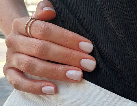 Prête pas prête, les ongles courts sont de retour et comptent bien y rester ! Voici ce que l'on en pense ! Kim Kardashian Nails, Kardashian Nails, Nails Stars, Nails Manicures, Short Natural Nails, Nail Shapes Squoval, Pride Nails, Short Nail Manicure, Polish Wedding