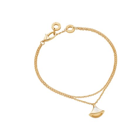 Divas' Dream 18 kt yellow gold bracelet with pendant set with a mother-of-pearl element Dream Bracelet, Rose Gold Pendant, Yellow Gold Bracelet, Pendant Set, Pearl Bracelet, Kiwi, Arm Band, Things I Want, Mother Of Pearl