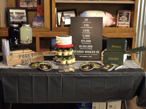 Army retirement party desert and favors table Army Retirement Ceremony, Retirement Party Favors Ideas, Army Retirement Party Ideas, Army Retirement Party, Military Retirement Party, Retirement Party Centerpieces, Usmc Retirement, Party Desert, Party Favors Ideas