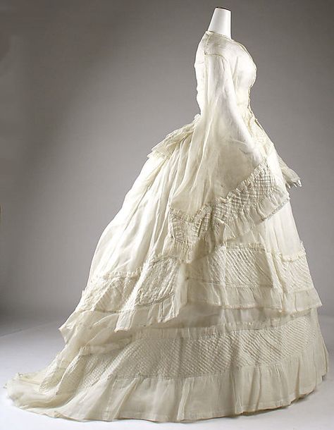 Wedding dress bustle period 1873 Cotton Wedding Dresses, Antique Wedding Dresses, 1870s Fashion, Cotton Wedding, 19th Century Fashion, White Wedding Dress, Victorian Wedding, Old Dresses, Victorian Clothing