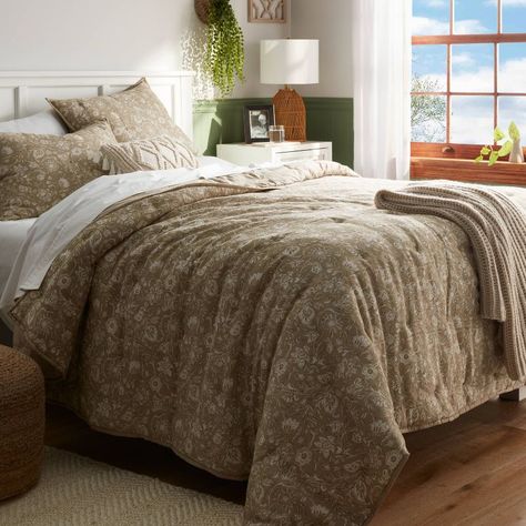 Fall, fall aesthetic, fall decor ideas, fall decorations indoor, fall house decor, autumn decor ideas, cozy fall decor, cozy house, neutral fall decor, cozy autumn aesthetic, fall apartment decor, fall room decor *affiliate link* Brown Floral Bedding, King Quilts, Threshold Bedding, Beige Backdrop, Quilt Green, Weighted Comforter, Cozy Fall Bedroom, Neutral Fall Decor, Green Queen