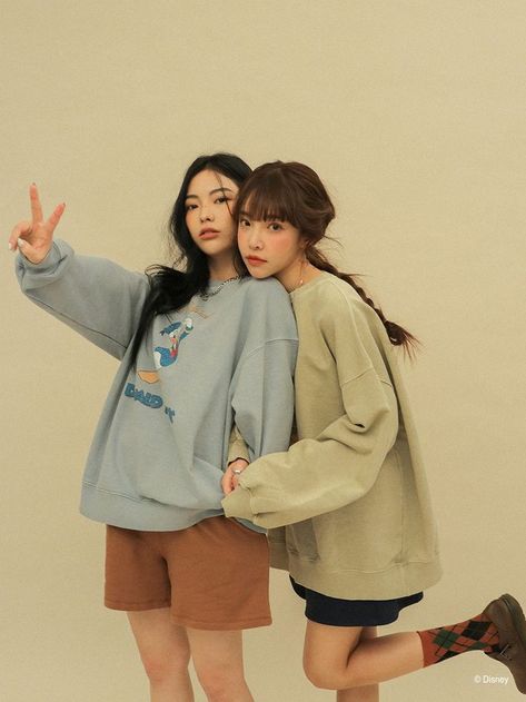 Sibling Photography Poses Adults, Someone Picking Someone Up Reference, Cool Poses Two People, Pose Reference 2 People Friends, K Pop Poses, Multiple People Poses Drawing, Basic Standing Pose Reference, Girly Pose Reference, 2 Person Poses Drawing Reference