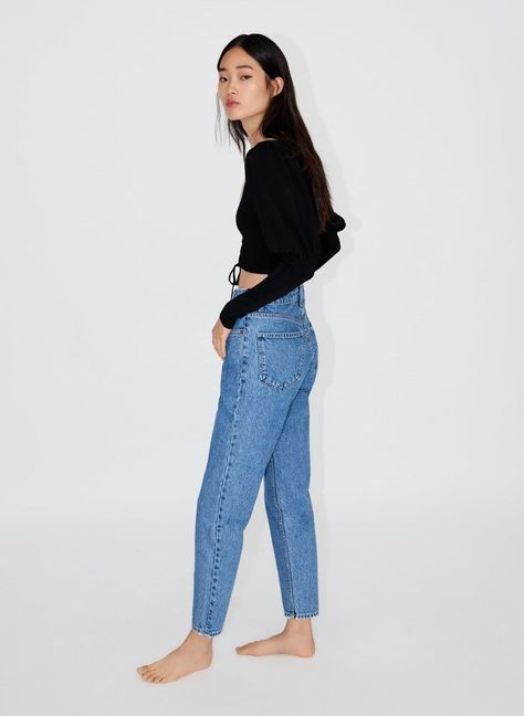 Zara Mom Fit Jeans Zara Mom Jeans Outfit, Celebrity Style Jeans, Celebrity Jeans, Zara Mom Jeans, Mom Fit Jeans, Black High Boots, Stuart Weitzman Boots, Life Care, Jeans Mom