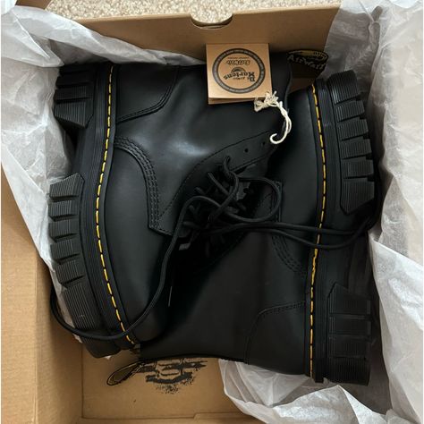 Brand New Boots. Just Didnt Like The Way They Looked On Me. Only Tried On Once On Carpet. Women Size 9 But Runs A Little Big. Black Boots Grunge, Black Docs, Streetstyle Hairstyle, Boots Grunge, October Mood, Alternative Aesthetic, Shoes Dr Martens, Kicks Shoes, Flat Heel Boots