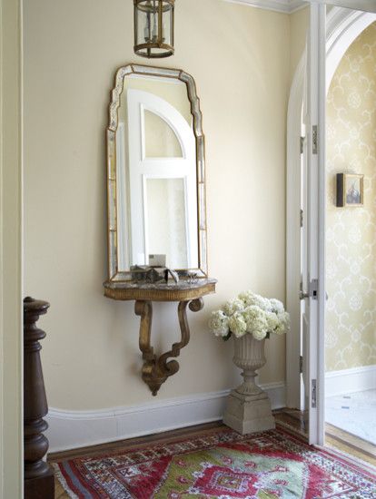 This is the best wall mounted console table for a small entryway! Victorian Hallway, Shoes Organizer, Apartment Entryway, Organizer Ideas, Entry Design, Small Entryways, Small Entry, Entry Tables, Foyer Decorating