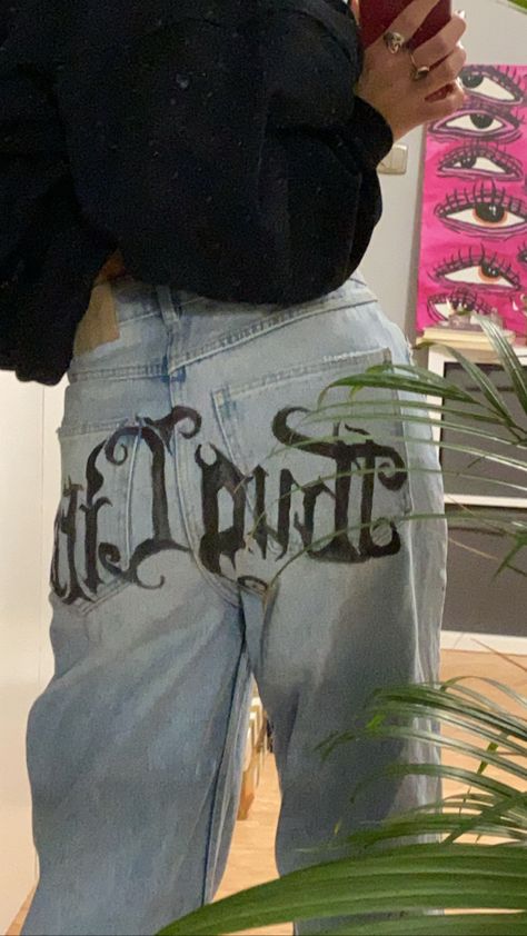 Pants With Writing On The Back, Jeans With Words On The Back, Jeans With Writing On Them, Custom Jeans Diy, Denim Projects, Diy Clothes Design, Custom Jeans, Baggy Clothes, Painted Jeans