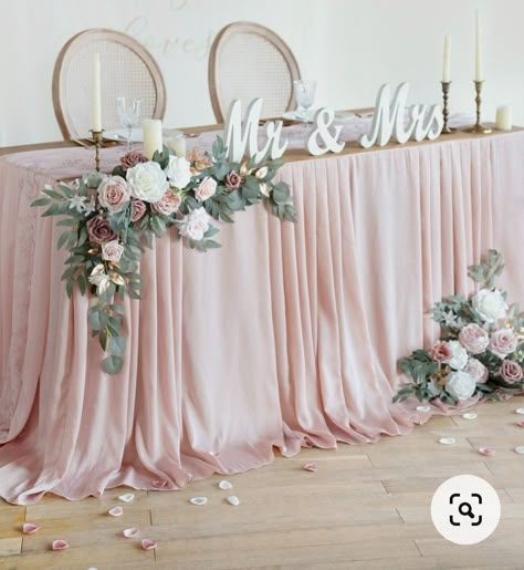 Rose Gold Bride And Groom Table, Wedding Couples Table Ideas, Pink Sweetheart Table Wedding, Wedding Main Table Decorations, Sage And Blush Wedding Decor, Bride Table Decoration, Wedding Main Table Decor, Main Table Wedding Decoration, Main Wedding Table Decor