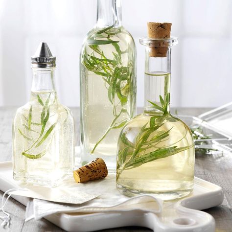 Herbed Vinegar Vinegar Recipes, Herbal Vinegar, Flavored Vinegars, Infused Vinegars, Marinate Meat, Italian Recipes Traditional, Tomato Sauce Recipe, Cranberry Orange, Salad Dressing Recipes