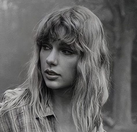 Taylor Swift Wavy Bangs, Folklore Bangs, Taylor Swift Folklore Hair, Taylor Swift Fringe, Taylor Swift Bangs, Wavy Bangs, Frizzy Hair, Taylor Swift Hair, Long Hair With Bangs