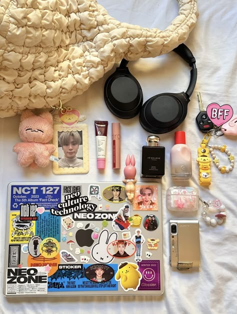 What's In My Purse Essentials, Whats In My Purse Essentials, Everyday Bag Essentials, What's In My Purse, In My Purse, Inside My Bag, Tech Bag, Aesthetic Bags, Cute Laptop Stickers