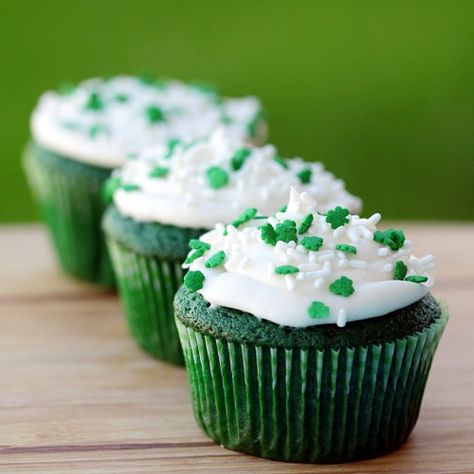 Green Velvet Cupcake Recipe Green Sweets, Green Velvet Cupcakes, Green Velvet Cake, Shamrock Cupcakes, Green Cupcakes, Velvet Cake Recipes, Velvet Cupcakes, Sweet Treats Recipes, Saint Patrick's Day