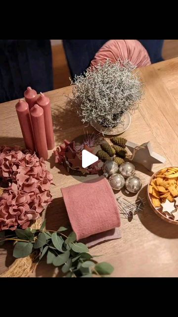 Blumen Honkomp on Instagram: "Adventskranz DIY   Bei uns um Geschäft findet ihr viele Dinge mit denen ihr euch Zuhause auch selber einen Adventskranz machen könnt.  Im Video findet ihr ein Beispiel für ein DIY. Die künstlichen Blutenkränze z.B. sind perfekt für ein DIY... Passend dazu wählt ihr dann weitere Accessoires aus!   #adventskranz #advent #advent2021 #christmasdecor #christmas2021 #christmastime #christmas #weihnachtsstimmung #weihnachten #weihnachtskranz #diy #doityourself #selfmade #dekoideen #Blumendeko #Kranzliebe #kranzideen #blumenhonkomp #steinfeld #vevhta #lohne #damme #diepholz" Christmas Advent Wreath Modern, Advent Wreath Diy, Advent Wreath, Pampas Gras, Diy Wreath, Christmas Time, Advent, Shabby Chic, Christmas