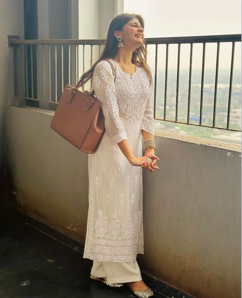 Suit Outfits For Women Indian, Kurti Look For Office, Office Chudidar, Chikenkari Dress Ideas Kurti White, White Kurti Look, Kurti Outfit For Office, Rich And Elegant Outfit, White Kurtis For Women, White Lakhnavi Kurta Design