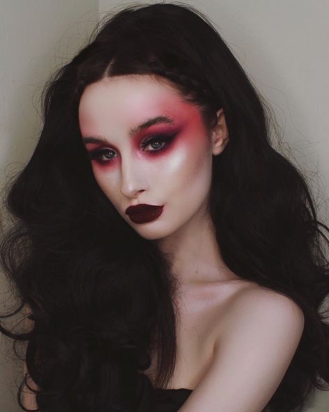 Maquillage Goth, Demon Makeup, Makeup Clown, Makeup Zombie, Devil Makeup, Vampire Halloween Costume, Gold Eyeliner, Red Eye Makeup, Vampire Makeup