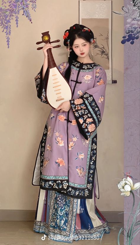 Qing Dynasty Clothing Woman, Qing Dynasty Hanfu, Chinese Inspired Outfits, Aesthetic Hanfu, China Traditional Clothes, Hanfu Aesthetic, Traditional Chinese Fashion, Hanfu Tang Dynasty, Ming Dynasty Clothing