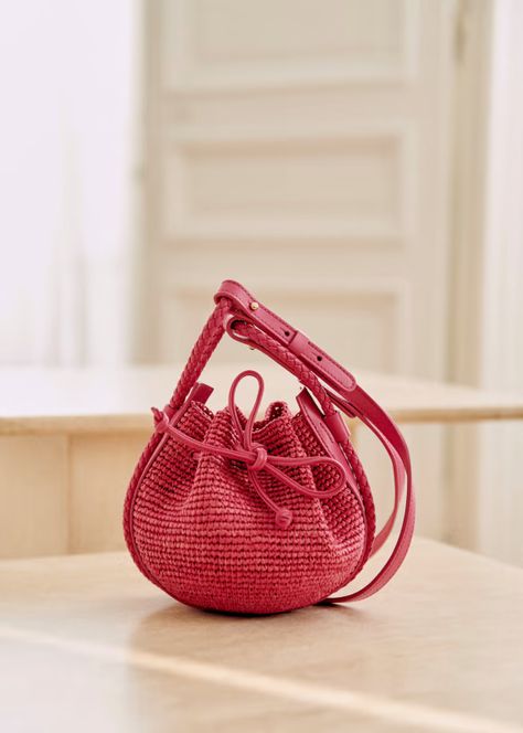 Mini Zélie Bucket bag - Fuschia raffia - Raffia - Sézane Raffia Basket, Rattan Handbags, Summer Cotton Tops, Handbag Pattern, How To Purl Knit, Woven Raffia, Basket Bag, Crochet Bags, Crochet Handbags