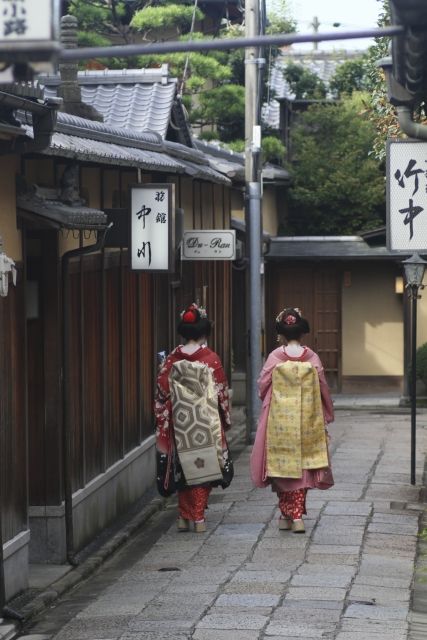 Gion: Traditional Geisha District in Kyoto - Japan Web Magazine Gion District Kyoto, Traditional Geisha, Yasaka Shrine, Green Tea Dessert, Japan Geisha, Korea Trip, Best Green Tea, Korea Travel, The Middle Ages