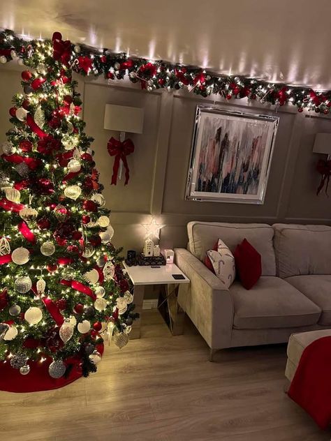 Christmas Decoration Hallway, Christmas Red Decor Ideas, 4 Ft Christmas Tree Decoration Ideas, Christmas Aesthetic Living Rooms, Decorating Ideas For The Home Christmas, Christmas Decorations Ideas For Home, Best Christmas Trees Decorated, Simple Christmas Decorations Living Room, White And Red Christmas Decor