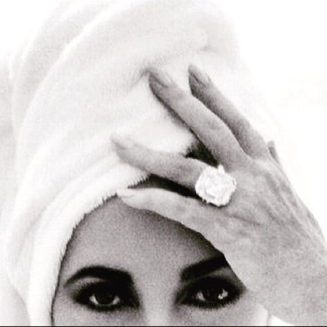 Diamonds and head towels. Elizabeth Taylor. Bridal Hmu, Elizabeth Taylor Diamond, Elizabeth Taylor Jewelry, Herb Ritts, Big Diamond, Celebrity Portraits, Elizabeth Taylor, Future Life, Ring Photos