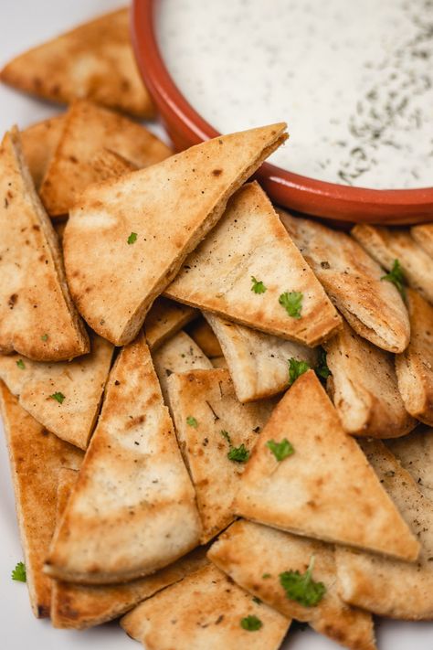 Gluten Free Pita Chips, Pita Chips Recipe, Pita Crackers, Gluten Free Pita, Baked Pita Chips, Homemade Pita Chips, Homemade Pita, Pita Bread Recipe, Pan Pita