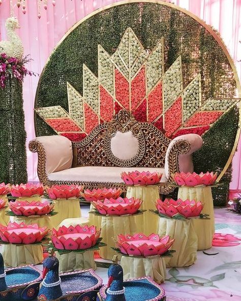 Indian Backdrop Decoration, Engagement Ideas Decoration, Seemantha Decoration, South Indian Wedding Ideas, Engagement Decorations Indian, Indian Wedding Decor Ideas, Indian Floral Decor, Flower Mala, Wedding Decor Indian