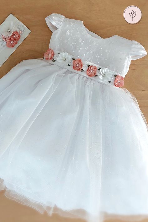 Hermoso vestido de niña para bautizo con flores 3D realizadas a mano. Baby Dress Diy, Girl Dress Patterns, Modest Fashion Outfits, Model Dress, Dress Patterns