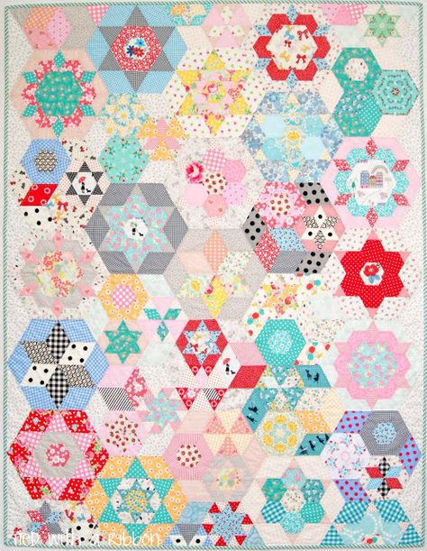 Tied with a Ribbon: Smitten Quilt - My English Paper Piecing Adventure - The final chapter! Smitten Quilt Pattern, Smitten Quilt, Jen Kingwell Quilts, Epp Quilt, Jen Kingwell, Hand Piecing, Hexie Quilt, Hexagon Quilts, English Paper Piecing Quilts