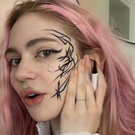 Grimes Pink Hair, Grimes Tattoo Ideas, Roko's Basilisk, Grimes Tattoo, Grimes Hair, Bubblegum Pop, Makeup 101, Mother Mother, Make Up Inspo