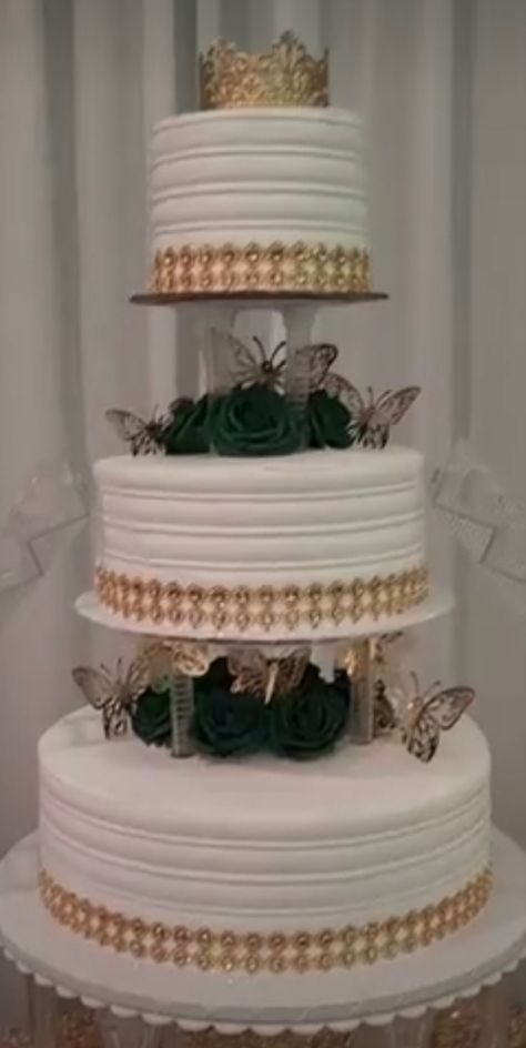 Enchanted Forest Theme Quinceanera, Enchanted Forest Cake, Emerald Green Quinceanera Theme, Green Quinceanera Theme, Red Quinceanera Ideas, Gold And White Cake, Quince Cakes, Quince Cake, Quince Themes