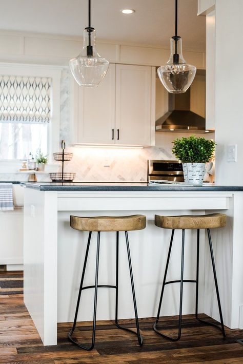 You don’t need a view of the ocean to be inspired by coastal kitchen ideas. The style is about incorporating the feel of the beach in your home. And here's how to do exactly that. #hunkerhome #kitchen #kitchenideas #kitcheninspo #coastal Kitchen Credenza, Small Kitchen Island, American Kitchen, Classic Kitchen, Kitchen Design Trends, Coastal Kitchen, Design Hotel, Kitchen Trends, Kitchen Layout