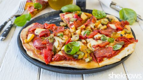 Combination Pizza, Creuset Recipes, Easy Meals For One, Skillet Pizza, Pizza Ideas, Easy Meals For Two, Oven Pizza, Skillet Recipes, Easy Meals For Kids