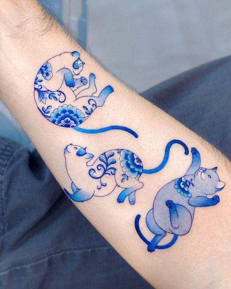 𝗘.𝗻𝗮𝗹 | Porcelain cats at play, based on the patterns of his cats 🐱💙🐱💙🐱 Thank you :) @e.nal.tattoo @vismstudio | Instagram Porcelain Tattoo, Porcelain Cats, Gothic Tattoos, Small Neck Tattoos, Tattoos Instagram, Porcelain Print, Neck Tattoos Women, Ink Spots, Clever Tattoos