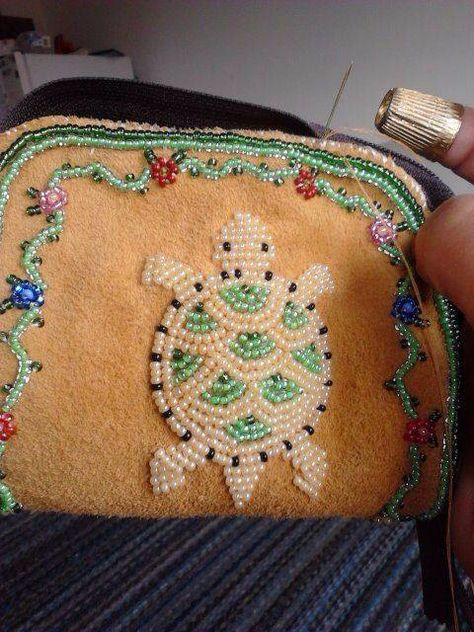 Turtle bag Beaded Turtle Native American, Beaded Turtle Pattern, Beading Native, Indigenous Beading, Beaded Wallet, Beaded Turtle, Native Designs, Indian Beadwork, Native Beading